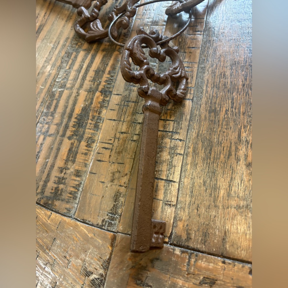 Metal Skeleton Keys Decor - Picture 7 of 9